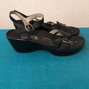Abeo small wedge black sandals